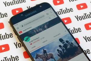 Kumpel perfekt offiziell Youtube Kanal auf Smartphone Bildschirm auf Papier Youtube Hintergrund. foto