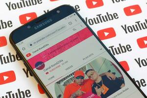Kanal kondzilla offiziell Youtube Kanal auf Smartphone Bildschirm auf Papier Youtube Hintergrund. foto