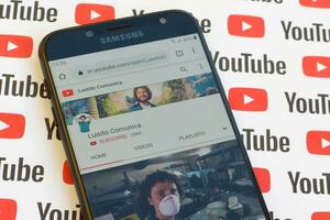 luisito Kommunikation offiziell Youtube Kanal auf Smartphone Bildschirm auf Papier Youtube Hintergrund. foto