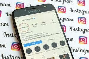 dolce und Gabbana offiziell instagram Konto auf Smartphone Bildschirm auf Papier instagram Banner. foto