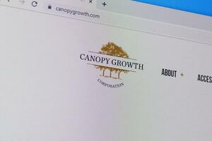 Startseite von Überdachung Wachstum Webseite auf das Anzeige von PC, URL - - canopygrowth.com. foto