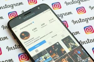 Aubrey Erpel Graham offiziell instagram Konto auf Smartphone Bildschirm auf Papier instagram Banner. foto