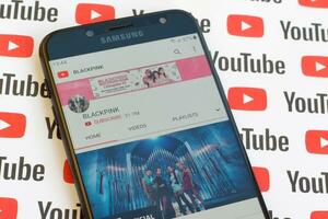 Blackpink offiziell Youtube Kanal auf Smartphone Bildschirm auf Papier Youtube Hintergrund. foto