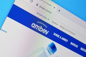 Startseite von ambev Webseite auf das Anzeige von PC, URL - - ambev.com.br. foto