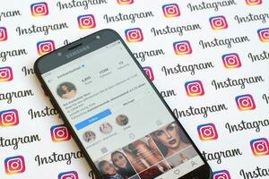 Kim Kardashian Westen offiziell instagram Konto auf Smartphone Bildschirm auf Papier instagram Banner. foto