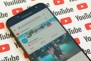 theellenshow offiziell Youtube Kanal auf Smartphone Bildschirm auf Papier Youtube Hintergrund. foto