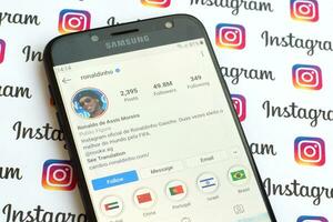 Ronaldinho offiziell instagram Konto auf Smartphone Bildschirm auf Papier instagram Banner. foto