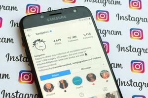 Rihanna offiziell instagram Konto auf Smartphone Bildschirm auf Papier instagram Banner. foto