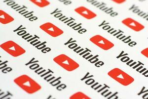 Youtube Muster gedruckt auf Papier mit klein Youtube Logos und Inschriften. Youtube ist Google Tochtergesellschaft und amerikanisch die meisten Beliebt Video teilen Plattform foto