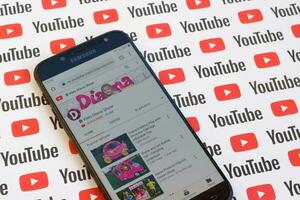 Kinder Diana Show offiziell Youtube Kanal auf Smartphone Bildschirm auf Papier Youtube Hintergrund. foto