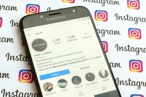 yves Heilige Laurent offiziell instagram Konto auf Smartphone Bildschirm auf Papier instagram Banner. foto