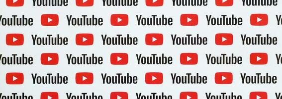 Youtube Muster gedruckt auf Papier mit klein Youtube Logos und Inschriften. Youtube ist Google Tochtergesellschaft und amerikanisch die meisten Beliebt Video teilen Plattform foto