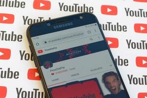 pewdiepie offiziell Youtube Kanal auf Smartphone Bildschirm auf Papier Youtube Hintergrund. foto