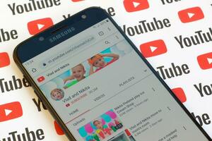 vlad und nikita offiziell Youtube Kanal auf Smartphone Bildschirm auf Papier Youtube Hintergrund. foto