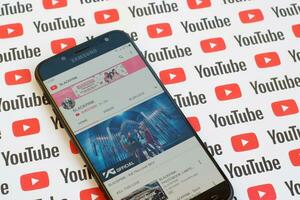 Blackpink offiziell Youtube Kanal auf Smartphone Bildschirm auf Papier Youtube Hintergrund. foto
