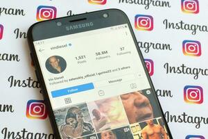 vin Diesel offiziell instagram Konto auf Smartphone Bildschirm auf Papier instagram Banner. foto