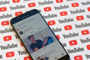 holasoygerman offiziell Youtube Kanal auf Smartphone Bildschirm auf Papier Youtube Hintergrund. foto