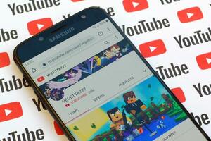 vegetta777 offiziell Youtube Kanal auf Smartphone Bildschirm auf Papier Youtube Hintergrund. foto