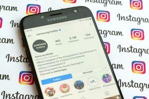 Samsung Handy, Mobiltelefon offiziell instagram Konto auf Smartphone Bildschirm auf Papier instagram Banner. foto