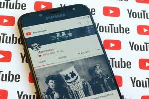 Marshmello offiziell Youtube Kanal auf Smartphone Bildschirm auf Papier Youtube Hintergrund. foto