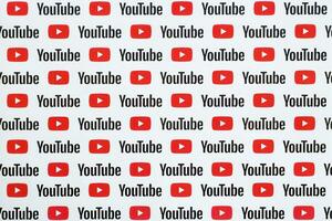 Youtube Muster gedruckt auf Papier mit klein Youtube Logos und Inschriften. Youtube ist Google Tochtergesellschaft und amerikanisch die meisten Beliebt Video teilen Plattform foto