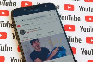 holasoygerman offiziell Youtube Kanal auf Smartphone Bildschirm auf Papier Youtube Hintergrund. foto