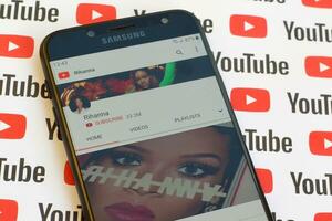 Rihanna offiziell Youtube Kanal auf Smartphone Bildschirm auf Papier Youtube Hintergrund. foto