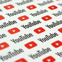 Youtube Muster gedruckt auf Papier mit klein Youtube Logos und Inschriften. Youtube ist Google Tochtergesellschaft und amerikanisch die meisten Beliebt Video teilen Plattform foto