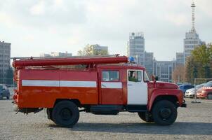 Charkow, Ukraine - - Oktober 25, 2019 Feuer Rettung LKW von Post Sowjet Epoche Parks auf Main Charkiw Stadt Freiheit Platz foto