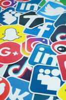 viele Papier Symbole mit Logo von die meisten Beliebt Sozial Netzwerke und Smartphone Apps zum Plaudern und Gespräche online foto