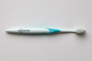 Kiew, Ukraine - 4. Mai 2022 Sensodyne neue Markenzahnbürste für empfindliche Zähne foto