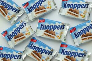 kiew, ukraine - 4. mai 2022 packshot von knoppers knusprigen waffelsandwiches foto