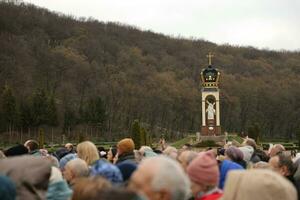 Ternopol, Ukraine - - April 2, 2023 viele Menschen während Mission im Komplex von ukrainisch jerusalem im das Mari spirituell Center von Zarvanyzja im das terebovlya Kreis von das Ternopil foto