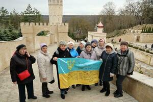 Ternopol, Ukraine - - April 2, 2023 Menschen mit Flagge während Mission im Komplex von ukrainisch jerusalem im das Mari spirituell Center von Zarvanyzja im das terebovlya Kreis von das Ternopil foto