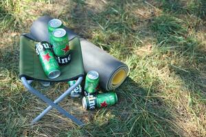 charkow, ukraine - 31. juli 2021 grüne blechdosen heineken lagerbier, hergestellt von der niederländischen brauerei heineken nv foto