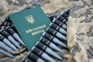 ukrainischer militärausweis auf stoff mit textur aus pixeliger tarnung. Stoff mit Tarnmuster in grauen, braunen und grünen Pixelformen mit persönlichem Token der ukrainischen Armee foto