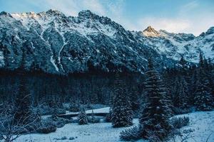 Landschaft der schneebedeckten Gipfel der Rocky Mountains bei sonnigem Wetter foto