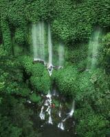 heiter Wasserfall im üppig Grün Regenwald mit fließend Strom und Sonnenlicht üppig, heiter Regenwald mit fließend Wasser und malerisch Wasserfall. foto