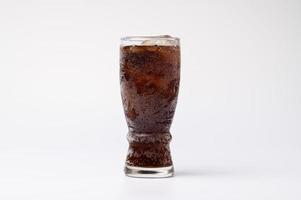 Cola im Glas mit klaren Eiswürfeln auf weißem Hintergrund foto