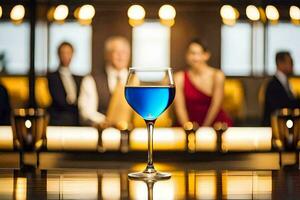 ein Glas von Blau Flüssigkeit Sitzung auf ein Bar. KI-generiert foto