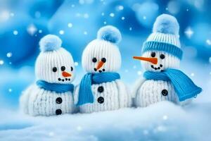 drei Schneemänner tragen gestrickt Hüte und Schals. KI-generiert foto