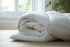 schön Luxus komfortabel Weiß Kissen und Decke auf Bett Dekoration. Luxus Weiß Nieder Tröster Konzept durch ai generiert foto