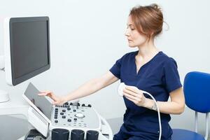 weiblich Arzt Sitzung im Büro im ein Krankenhaus tun Ultraschall Scannen Diagnose foto