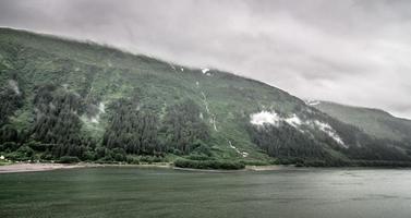 Bergkettenszenen im Juni um Juniau, Alaska foto