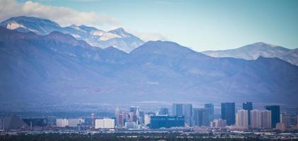 las vegas stadt, umgeben von roten felsbergen und tal des feuers foto