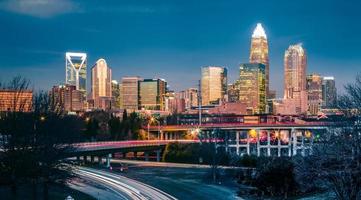 Sonnenaufgang am frühen Morgen über Charlotte, nc mit Mond im Hintergrund foto