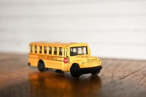 kleiner gelber Bus foto