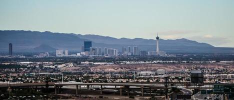 las vegas stadt, umgeben von roten felsbergen und tal des feuers foto