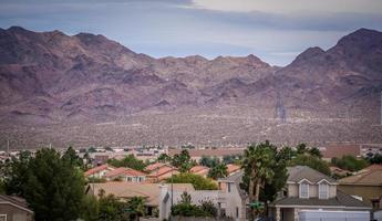 las vegas stadt, umgeben von roten felsbergen und tal des feuers foto