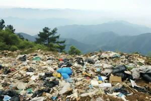 Umwelt Problem Plastik Müll oder Müll im das Berg von global Erwärmen. Verschmutzung Konzept durch ai generiert foto